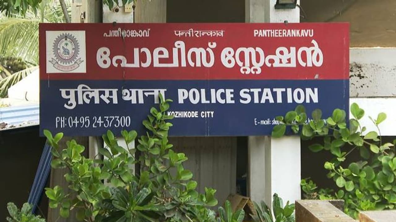 കോഴിക്കോട് യുവതിയെ കൂട്ടബലാൽസംഗം ചെയ്തു, പീഡനം മയക്കുമരുന്ന് കലർത്തിയ ജ്യൂസ് നൽകി, മൂന്ന് പേർ പിടിയിൽ കോഴിക്കോട് യുവതിയെ കൂട്ടബലാൽസംഗം ചെയ്തു, പീഡനം മയക്കുമരുന്ന് കലർത്തിയ ജ്യൂസ് നൽകി, മൂന്ന് പേർ പിടിയിൽ