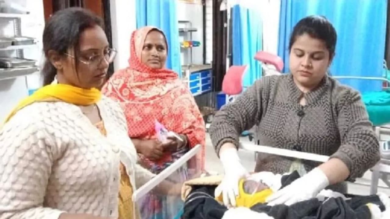 कलयुगी मां की ऐसी करतूत ने किया मानवता को शर्मसार, घंटों की मशक्कत के बाद भी थम गई नवजात की सांसें कलयुगी मां की ऐसी करतूत ने किया मानवता को शर्मसार, घंटों की मशक्कत के बाद भी थम गई नवजात की सांसें