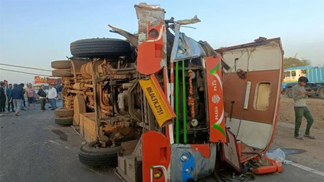 ஷீரடி சாய்பாபா கோவிலுக்கு பக்தர்கள் சென்ற பேருந்து லாரியில் மோதி 10 பேர் பலி.. அதிர்ச்சி சம்பவம்