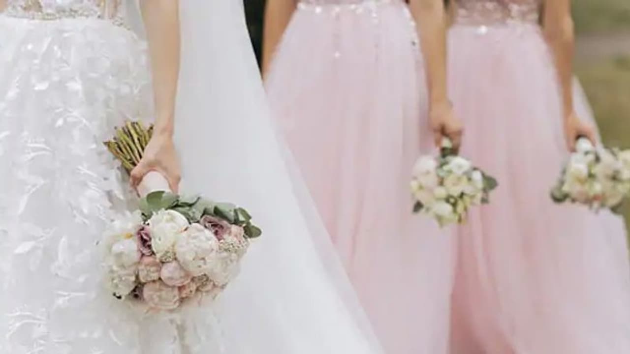 'വിവാഹം കഴിക്കുന്നത് അച്ഛനമ്മമാരെ സമാധാനിപ്പിക്കാൻ'; വധുവിന്റെ വീഡിയോ ചര്ച്ചയാകുന്നു 'വിവാഹം കഴിക്കുന്നത് അച്ഛനമ്മമാരെ സമാധാനിപ്പിക്കാൻ'; വധുവിന്റെ വീഡിയോ ചര്ച്ചയാകുന്നു