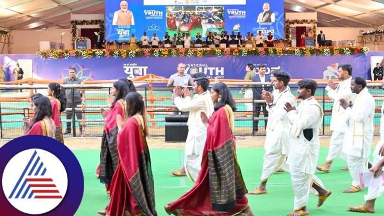 ಹುಬ್ಬಳ್ಳಿ: ಮೋದಿ ಕಾರ್ಯಕ್ರಮದಲ್ಲಿ ನಾಡಗೀತೆ ವೇಳೆ ಕುಸಿದು ಬಿದ್ದ ಯುವತಿ ಹುಬ್ಬಳ್ಳಿ: ಮೋದಿ ಕಾರ್ಯಕ್ರಮದಲ್ಲಿ ನಾಡಗೀತೆ ವೇಳೆ ಕುಸಿದು ಬಿದ್ದ ಯುವತಿ