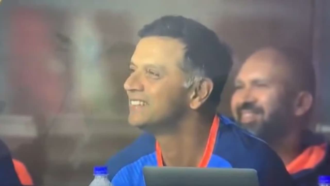 വന്‍മതില്‍ പോലെ തന്‍റെ കണക്കുകള്‍ ബിഗ് സ്ക്രീനില്‍; സന്തോഷമടക്കാനാവാതെ ദ്രാവിഡ് വീഡിയോ