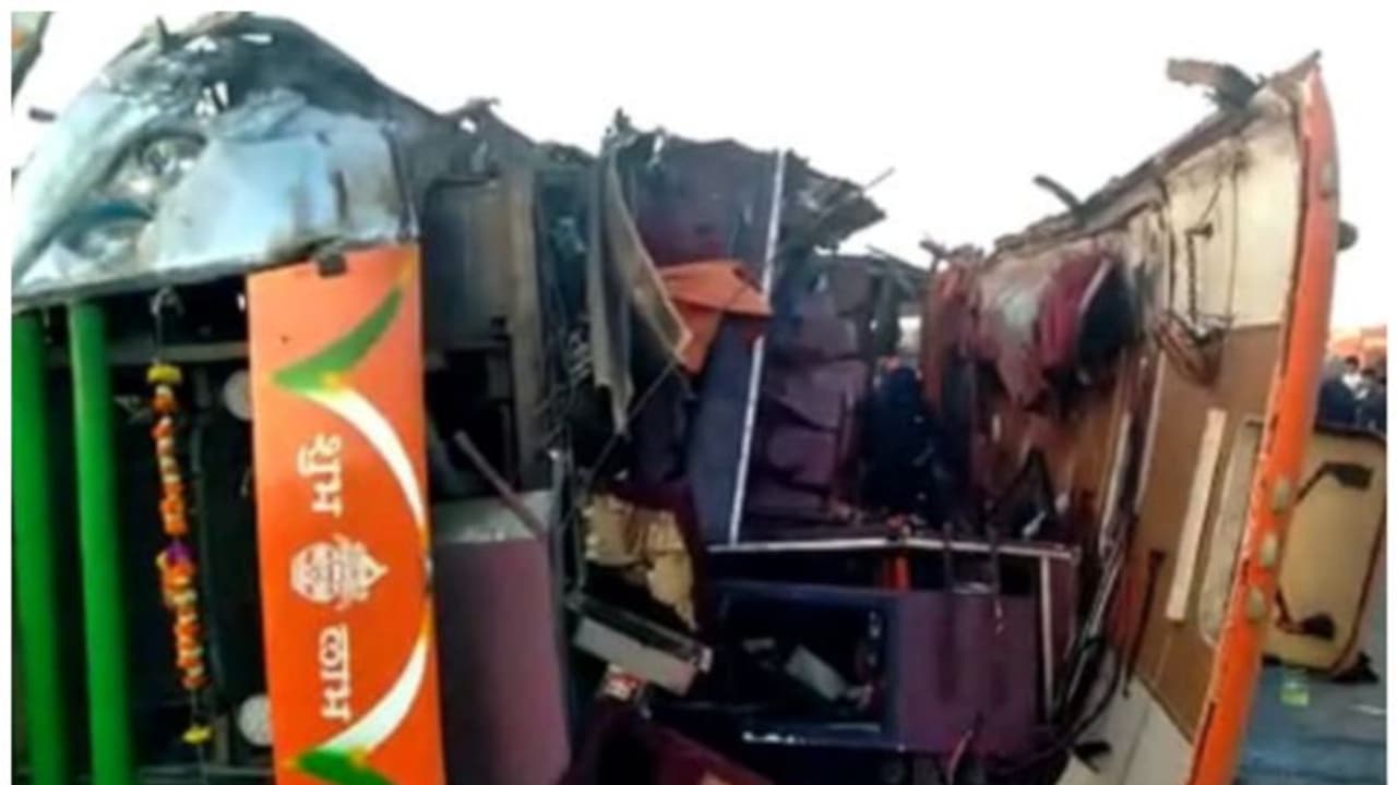 അമിതവേ​ഗത്തിലെത്തിയ ബസ് ട്രക്കുമായി കൂട്ടിയിടിച്ചു; 2 കുട്ടികളുൾപ്പെടെ 10 പേർ മരിച്ചു; നിരവധി പേർക്ക് പരിക്ക്