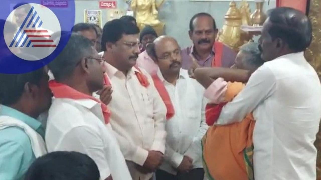 ಕೋಲಾರದಿಂದ ಸ್ಪರ್ಧೆ ಫಿಕ್ಸ್ ಬೆನ್ನಲ್ಲೇ ಸಿದ್ದು ಮನೆ ದೇವರ ಭವಿಷ್ಯ: ಎರಡು ಕ್ಷೇತ್ರಗಳಲ್ಲಿ ನಿಲ್ಲುವಂತೆ ಸೂಚನೆ! ಕೋಲಾರದಿಂದ ಸ್ಪರ್ಧೆ ಫಿಕ್ಸ್ ಬೆನ್ನಲ್ಲೇ ಸಿದ್ದು ಮನೆ ದೇವರ ಭವಿಷ್ಯ: ಎರಡು ಕ್ಷೇತ್ರಗಳಲ್ಲಿ ನಿಲ್ಲುವಂತೆ ಸೂಚನೆ!