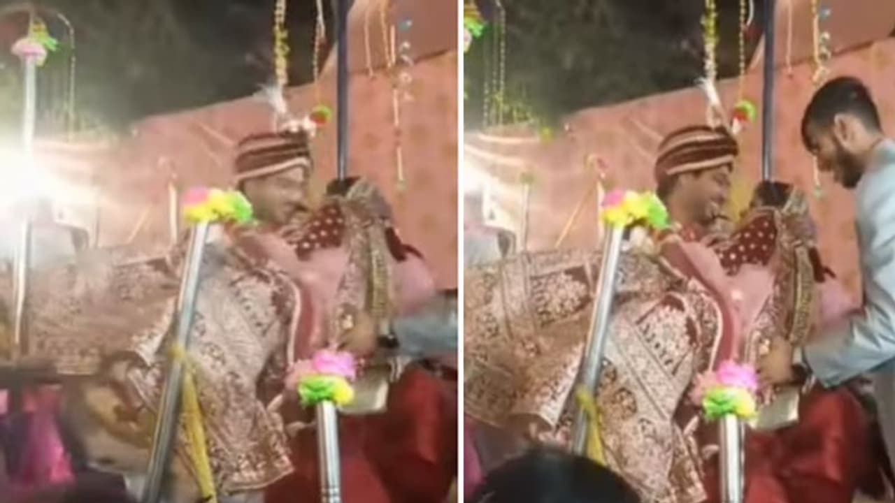 VIDEO:दुल्हन को उठाकर दूल्हे राजा दिखा रहे थे स्टंट, सीढ़ियों से फिसला पैर और हो गया लिप टू लिप किस VIDEO:दुल्हन को उठाकर दूल्हे राजा दिखा रहे थे स्टंट, सीढ़ियों से फिसला पैर और हो गया लिप टू लिप किस