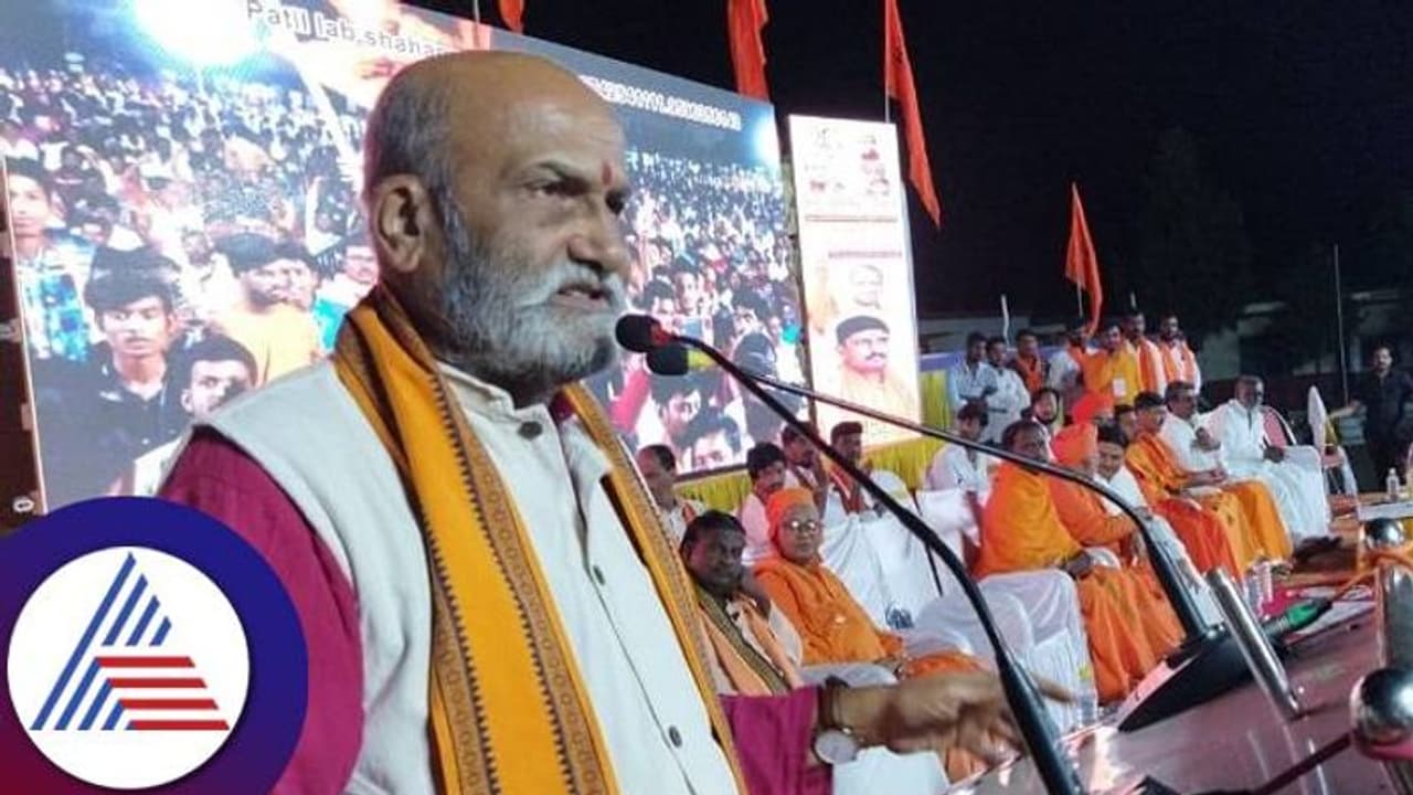 ಪ್ರಚೋದನಾಕಾರಿ ಹೇಳಿಕೆ; ಮುತಾಲಿಕ್ ವಿರುದ್ಧ ಮತ್ತೊಂದು ದೂರು; ಕರ್ನಾಟಕದಿಂದಲೇ ಗಡಿಪಾರಿಗೆ ಆಗ್ರಹ! 