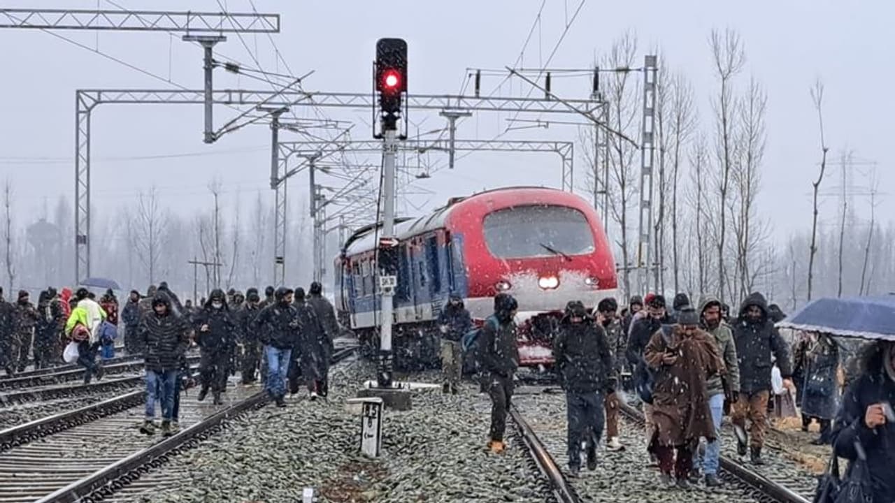 జమ్మూ కాశ్మీర్ లోని బుద్గామ్ లో పట్టాలు తప్పిన రైలు.. జమ్మూ కాశ్మీర్ లోని బుద్గామ్ లో పట్టాలు తప్పిన రైలు..