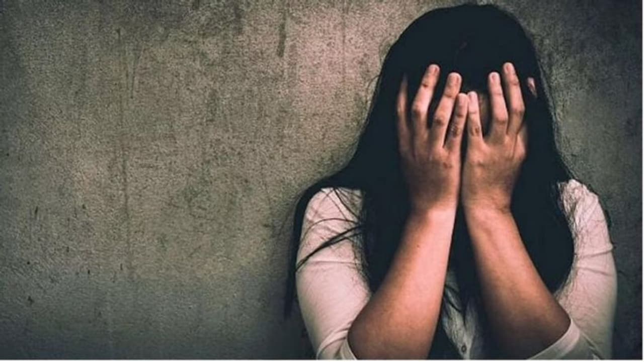 12 साल की बच्ची को इमाम ने बुलाया पास, टॉफी देकर खींचने लगा कपड़ा, हिंदू मुसलमानों ने मिलकर पीटा 12 साल की बच्ची को इमाम ने बुलाया पास, टॉफी देकर खींचने लगा कपड़ा, हिंदू मुसलमानों ने मिलकर पीटा