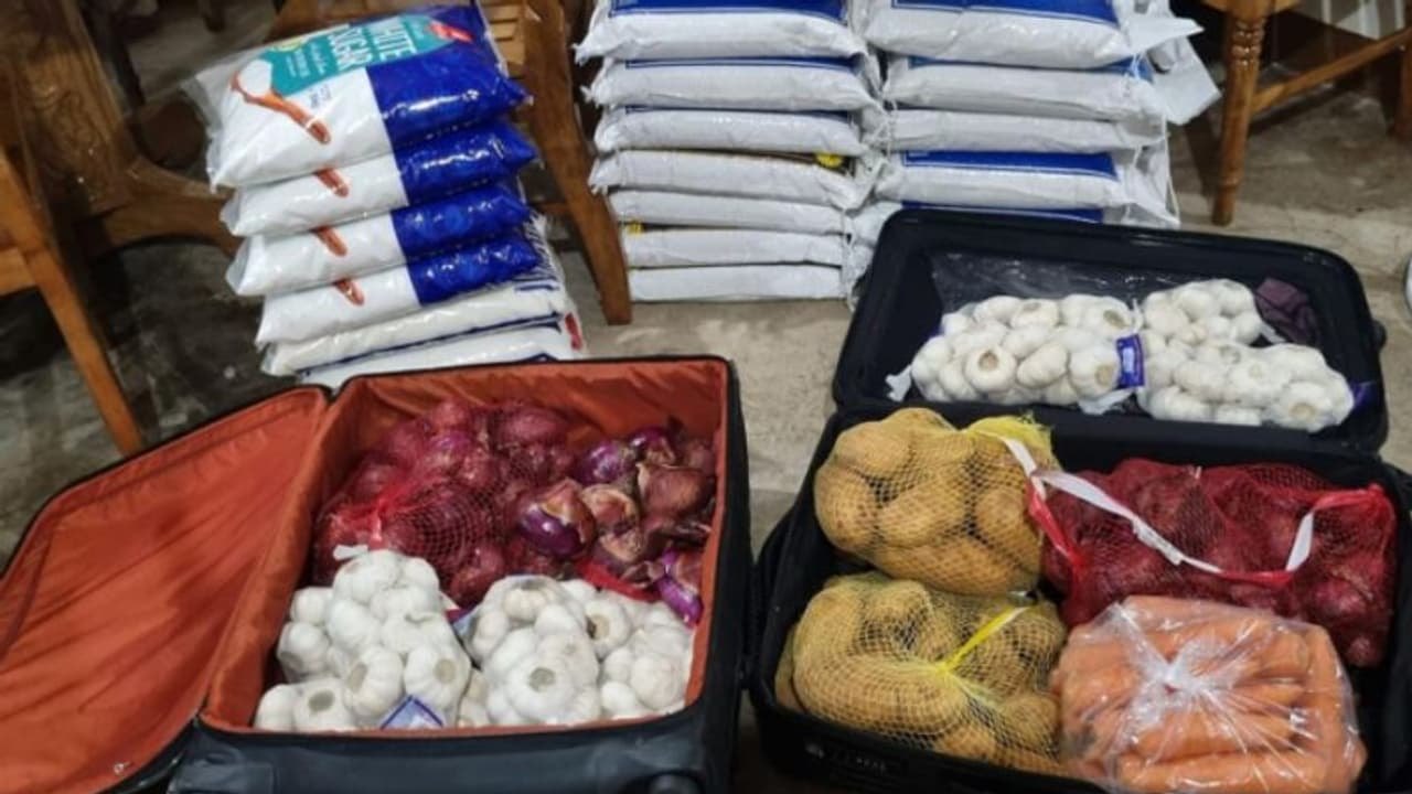 ഗള്ഫില് നിന്ന് കിലോകണക്കിന് ഉള്ളിയും വാങ്ങി നാട്ടില് പോകുന്ന ചില പ്രവാസികള്..! കാരണം ഇതാണ് ഗള്ഫില് നിന്ന് കിലോകണക്കിന് ഉള്ളിയും വാങ്ങി നാട്ടില് പോകുന്ന ചില പ്രവാസികള്..! കാരണം ഇതാണ്