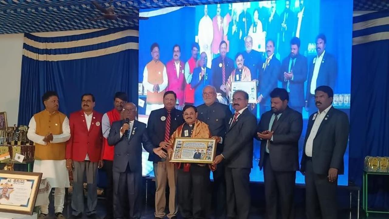 కవి, రచయిత లయన్ పొట్లపల్లి శ్రీనివాసరావుకు లయన్స్ జీవన సౌఫల్య పురస్కారం కవి, రచయిత లయన్ పొట్లపల్లి శ్రీనివాసరావుకు లయన్స్ జీవన సౌఫల్య పురస్కారం