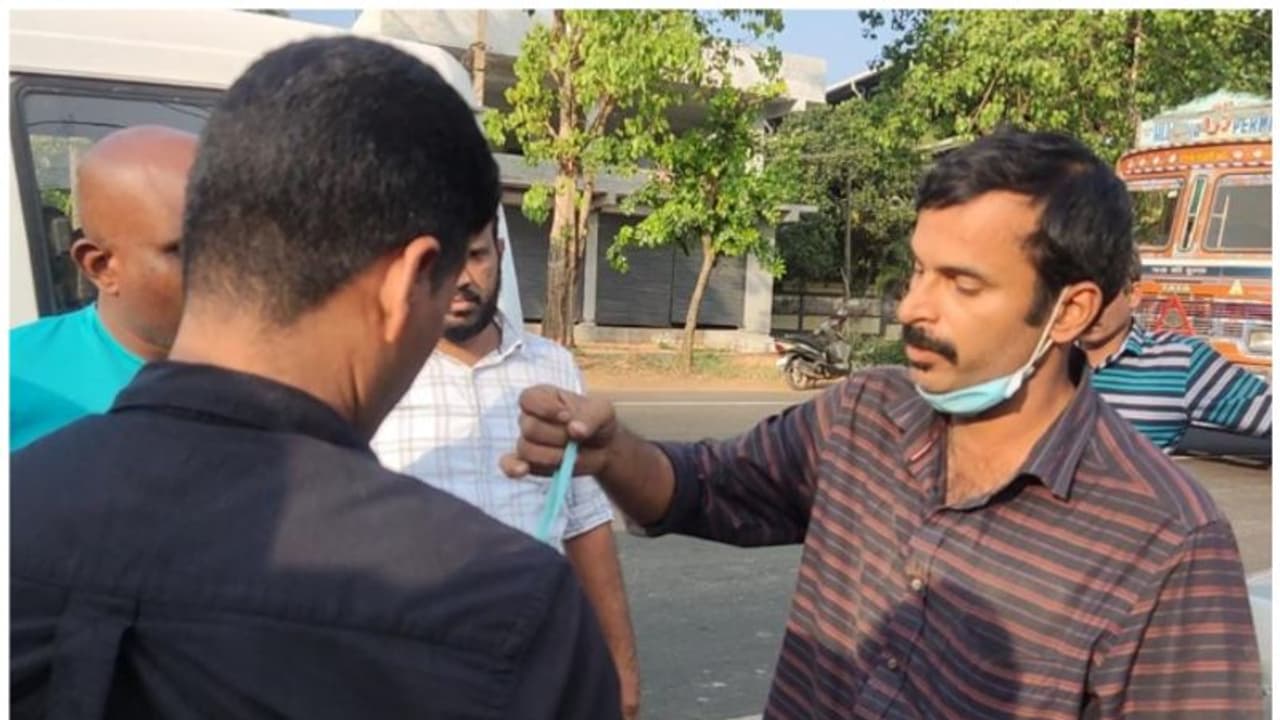 ആരോഗ്യവകുപ്പ് ഉദ്യോഗസ്ഥനെന്ന വ്യാജേനെ ഹോട്ടലുകളിൽ പരിശോധന; യുവാവ് പിടിയിൽ