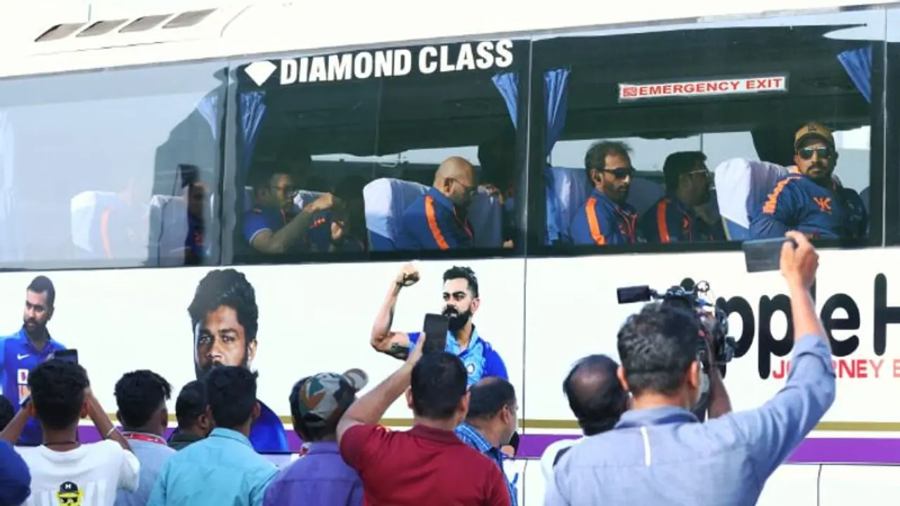 குட்லக் டீம் இந்தியா: ராய்பூரில் உற்சாக வரவேற்பு: வீரர்களைக் கண்டு துள்ளிக் குதித்த ரசிகர்கள்! குட்லக் டீம் இந்தியா: ராய்பூரில் உற்சாக வரவேற்பு: வீரர்களைக் கண்டு துள்ளிக் குதித்த ரசிகர்கள்!