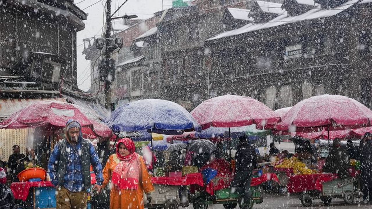 హిమాచల్ ప్రదేశ్: ఎగువ ప్రాంతాల్లో భారీగా కురుస్తున్న మంచు.. 216 రహదారులు మూసివేత హిమాచల్ ప్రదేశ్: ఎగువ ప్రాంతాల్లో భారీగా కురుస్తున్న మంచు.. 216 రహదారులు మూసివేత