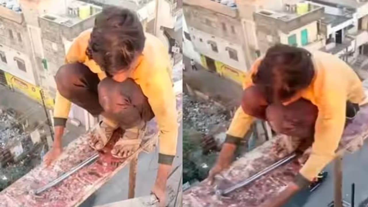 OMG ! ये काम तो बड़ा रिस्की है..सैकड़ों फीट ऊंचाई और पतली सी पटरी पर बैठा मजदूर, Video घुमा देगा OMG ! ये काम तो बड़ा रिस्की है..सैकड़ों फीट ऊंचाई और पतली सी पटरी पर बैठा मजदूर, Video घुमा देगा