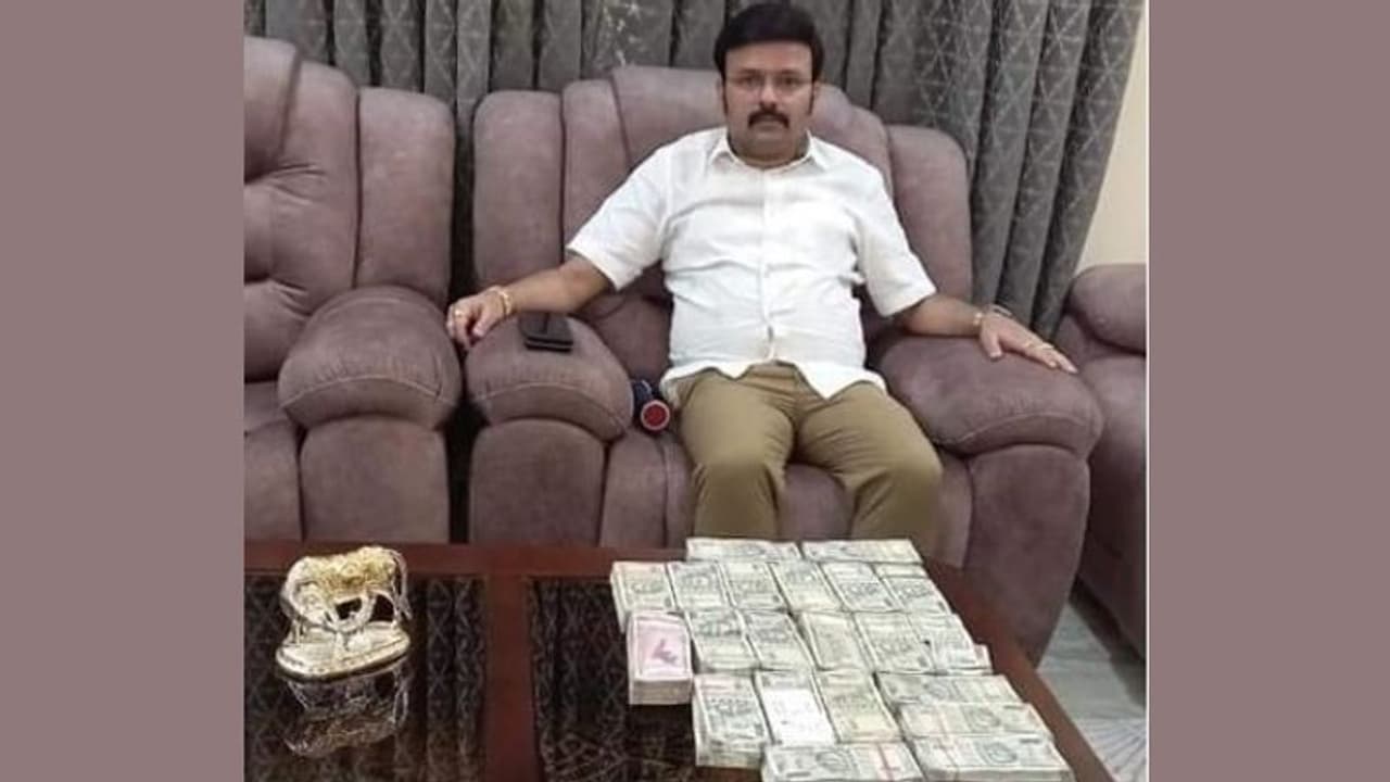 नौकरी मांगने आई महिला से रेप के बाद की शादी, जानें कौन है सैंटो रवि, जो कर्नाटक सरकार से कराता था मनचाहा काम नौकरी मांगने आई महिला से रेप के बाद की शादी, जानें कौन है सैंटो रवि, जो कर्नाटक सरकार से कराता था मनचाहा काम