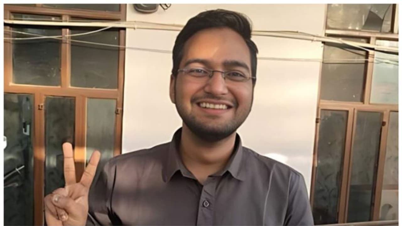 Success Story : സിഎ പരീക്ഷയിൽ ദേശീയ തലത്തിൽ 10ാം റാങ്ക് നേടി ചായവിൽപനക്കാരന്റെ മകൻ; വൈഭവിന്റെ വിജയകഥയിങ്ങനെ... Success Story : സിഎ പരീക്ഷയിൽ ദേശീയ തലത്തിൽ 10ാം റാങ്ക് നേടി ചായവിൽപനക്കാരന്റെ മകൻ; വൈഭവിന്റെ വിജയകഥയിങ്ങനെ...