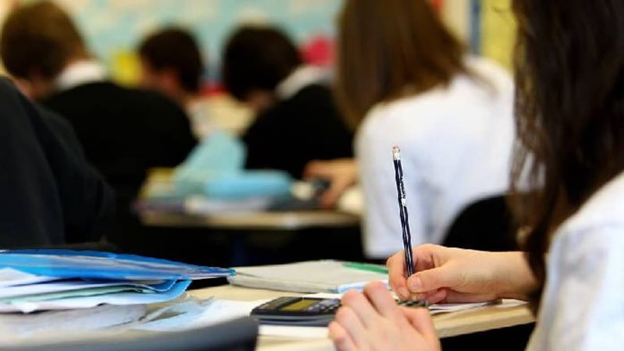 പരസ്പരം സ്പർശിക്കരുത്, പ്രണയബന്ധം അരുതേ അരുത്, നിർദ്ദേശവുമായി സ്കൂൾ, വിമർശിച്ച് രക്ഷിതാക്കൾ പരസ്പരം സ്പർശിക്കരുത്, പ്രണയബന്ധം അരുതേ അരുത്, നിർദ്ദേശവുമായി സ്കൂൾ, വിമർശിച്ച് രക്ഷിതാക്കൾ