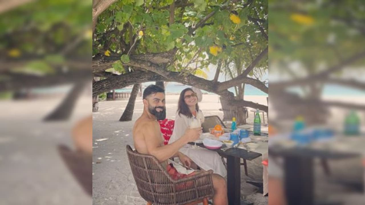 शर्टलेस होकर बीवी संग समंदर किनारे इंजॉय करते दिखे विराट कोहली, 20 मिनट में 10 लाख लोगों ने LIKE की फोटो