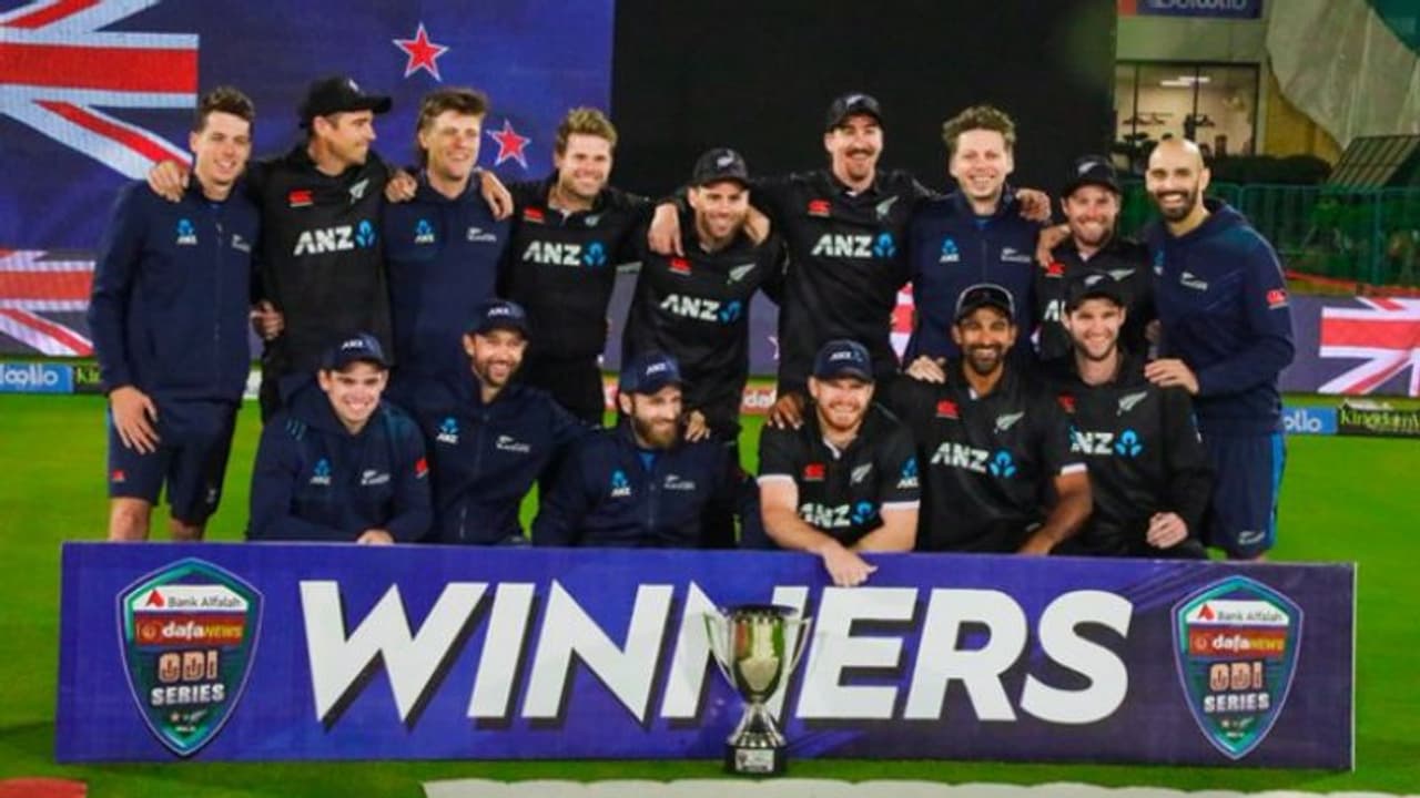 స్వదేశంలో పాకిస్తాన్కు మరో పరాభవం.. బాబర్ పదవికి ఎసరు..! స్వదేశంలో పాకిస్తాన్కు మరో పరాభవం.. బాబర్ పదవికి ఎసరు..!