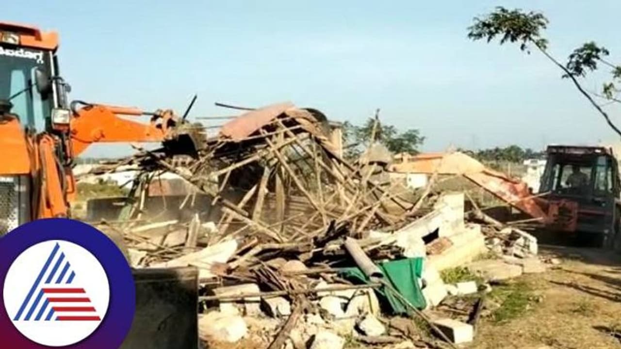 ಶಿವಮೊಗ್ಗ ಅಕ್ರಮ ಕಸಾಯಿಖಾನೆ ಉತ್ತರಪ್ರದೇಶದ ರೀತಿ ನೆಲಸಮ: ಗೋವುಗಳ ರಕ್ಷಣೆ ಶಿವಮೊಗ್ಗ ಅಕ್ರಮ ಕಸಾಯಿಖಾನೆ ಉತ್ತರಪ್ರದೇಶದ ರೀತಿ ನೆಲಸಮ: ಗೋವುಗಳ ರಕ್ಷಣೆ