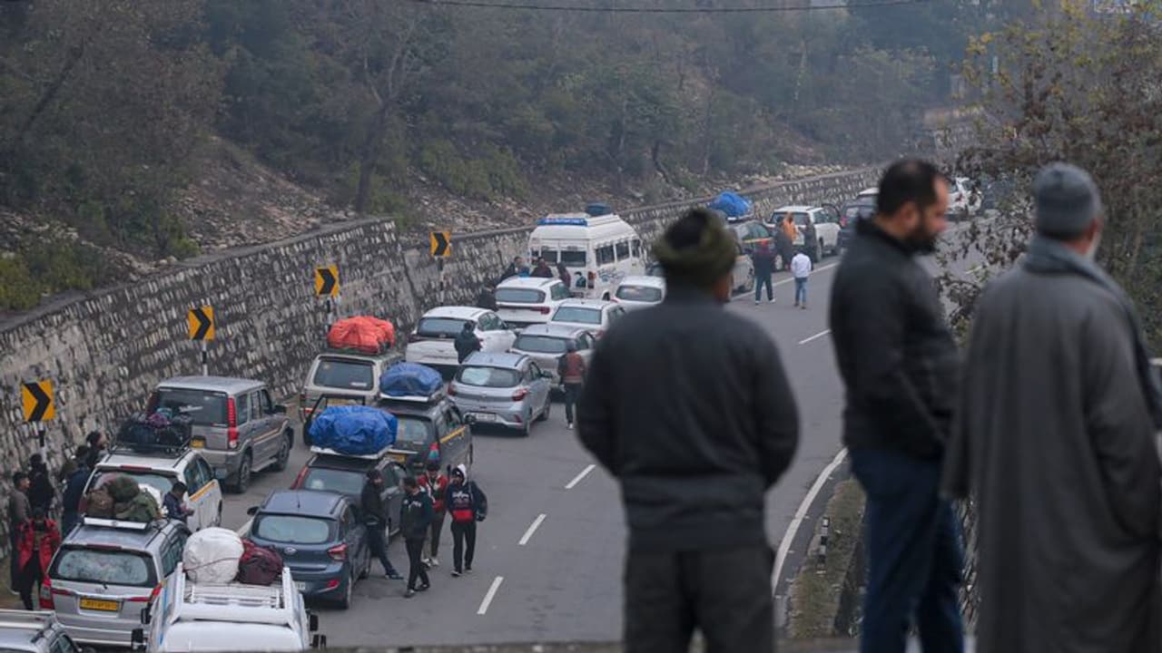 बर्फबारी ने लगाया जम्मू श्रीनगर NH पर लंबा जाम, कई घंटे बाद आगे बढ़े व्हीकल्स, अब जानिए आगे क्या?