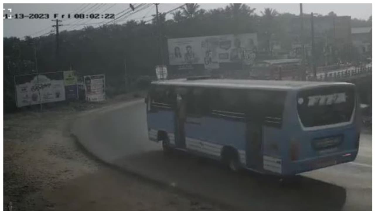 പാലക്കാട്ട് ഓടുന്ന ബസിൽ നിന്ന് റോഡിലേക്ക് തെറിച്ചു വീണ് വിദ്യാർത്ഥിക്ക് പരിക്ക്