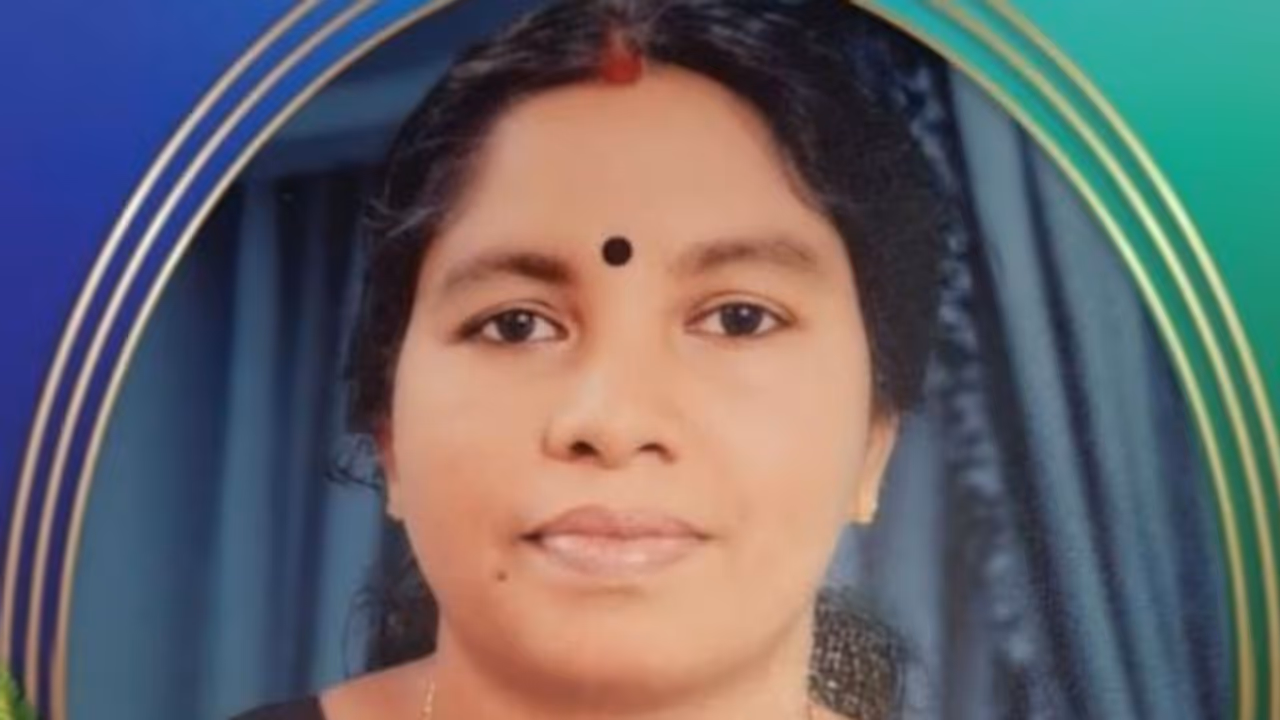 മകളുടെ പരീക്ഷയ്ക്ക് എറണാകുളത്തേക്ക് പോയ കുടുംബം കൊല്ലത്ത് അപകടത്തിൽപെട്ടു; അമ്മ മരിച്ചു മകളുടെ പരീക്ഷയ്ക്ക് എറണാകുളത്തേക്ക് പോയ കുടുംബം കൊല്ലത്ത് അപകടത്തിൽപെട്ടു; അമ്മ മരിച്ചു