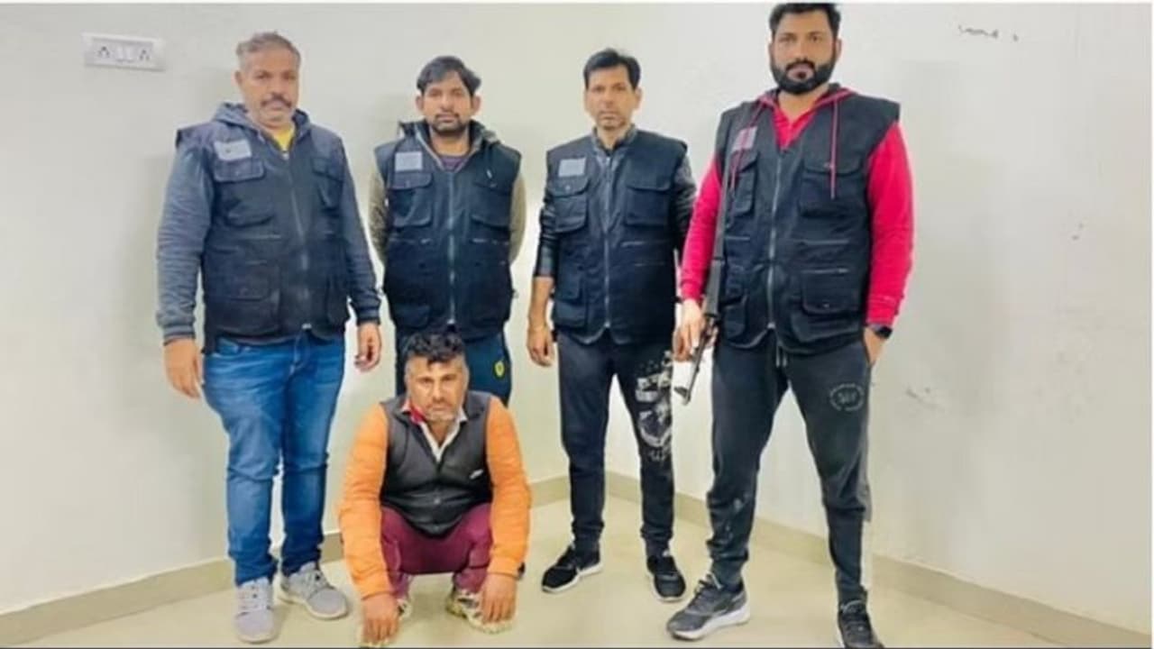 कंटेनर चालक को अगवा कर लूट लिए थे 5 करोड़ के मोबाइल फोन, पुलिस ने बिछाया जाल तो ऐसे फंस गया आरोपी कंटेनर चालक को अगवा कर लूट लिए थे 5 करोड़ के मोबाइल फोन, पुलिस ने बिछाया जाल तो ऐसे फंस गया आरोपी