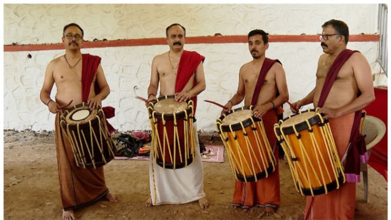പ്രായമൊരു പരിധിയല്ല; കൊവിഡ് കാലത്ത് ഓൺലൈനായി ചെണ്ട പഠനം; സ്വപ്നത്തിലേക്ക് കൊട്ടിക്കയറി നാൽവർ സംഘം പ്രായമൊരു പരിധിയല്ല; കൊവിഡ് കാലത്ത് ഓൺലൈനായി ചെണ്ട പഠനം; സ്വപ്നത്തിലേക്ക് കൊട്ടിക്കയറി നാൽവർ സംഘം