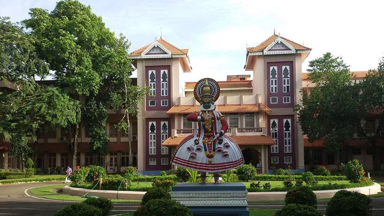 ജൻഡർ ന്യൂട്രൽ യൂണിഫോമുമായി കുസാറ്റ്; സ്കൂൾ ഓഫ് എഞ്ചിനീയറിം​ഗ് ക്യാമ്പസിൽ 