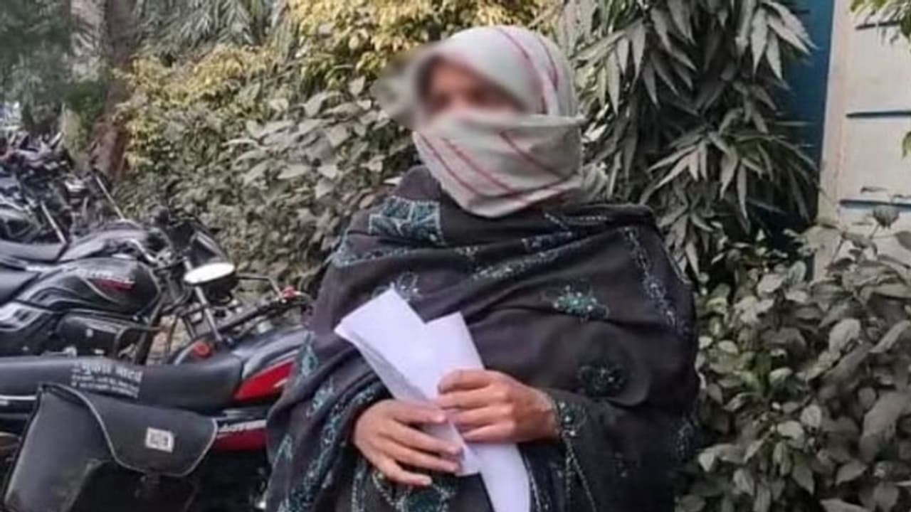 प्रेम, निकाह और धोखा: झूठे प्यार में फंसाकर मुफ्ती ने छात्रा से की शादी, गर्भवती होने पर खुला बड़ा राज प्रेम, निकाह और धोखा: झूठे प्यार में फंसाकर मुफ्ती ने छात्रा से की शादी, गर्भवती होने पर खुला बड़ा राज