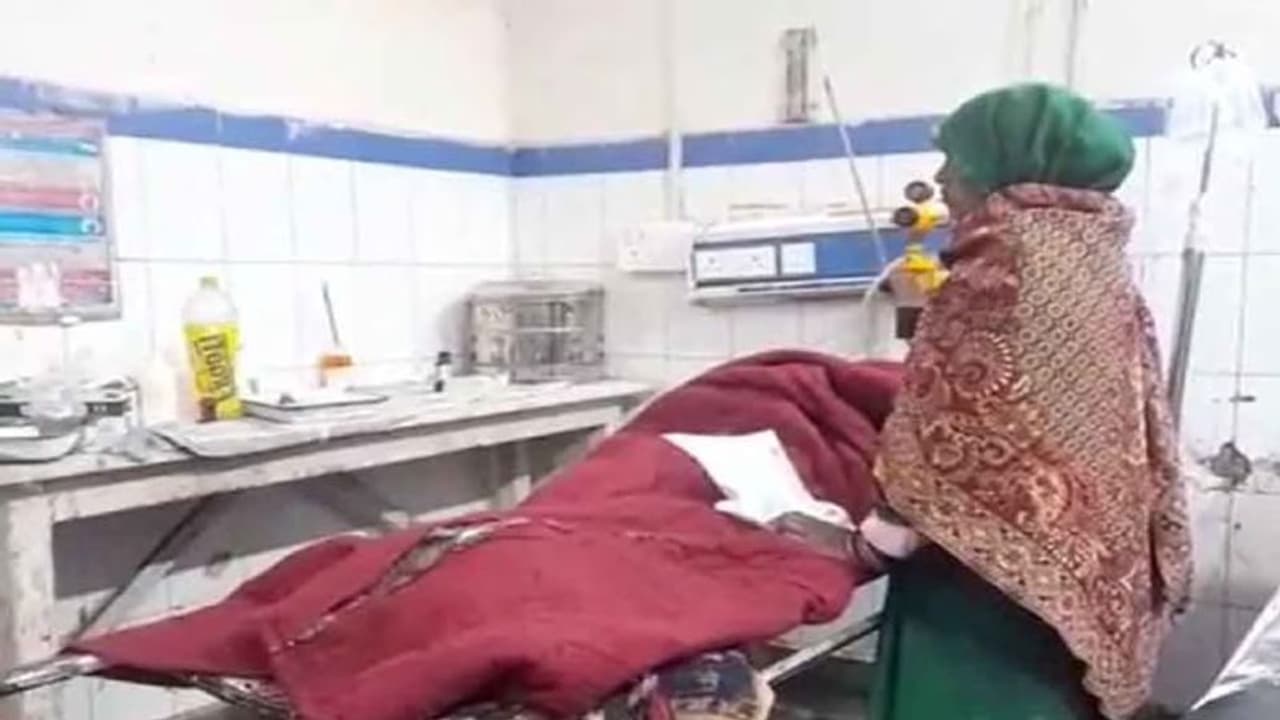 इश्क में बौखलाई गर्लफ्रेंड ने कर दिया खतरनाक कांड, बॉयफ्रेंड के माता पिता के सीने पर दनादन मारती गई चाकू