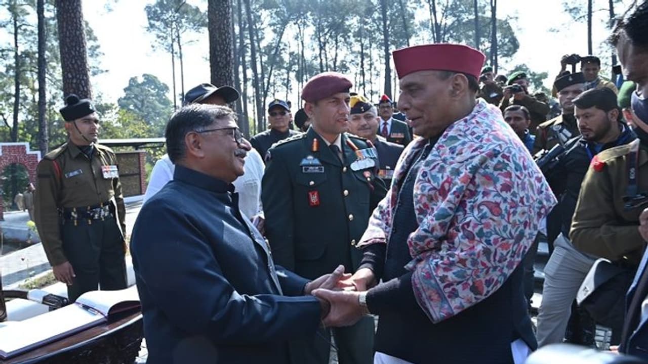 उत्तराखण्ड युद्ध स्मारक निर्माण के लिए रक्षा मंत्री राजनाथ सिंह ने तरुण विजय को दिया धन्यवाद उत्तराखण्ड युद्ध स्मारक निर्माण के लिए रक्षा मंत्री राजनाथ सिंह ने तरुण विजय को दिया धन्यवाद