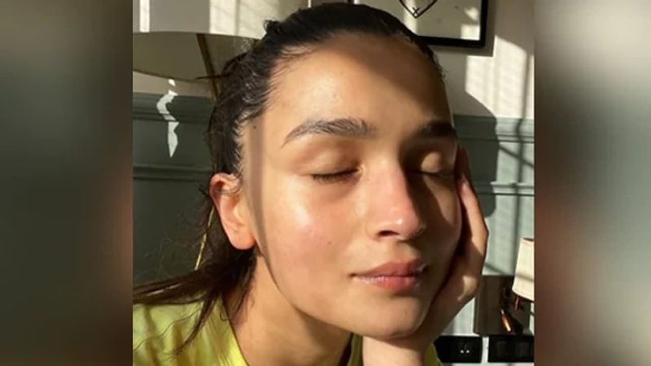 മേക്കപ്പോ ഫില്ട്ടറോ ഒന്നുമില്ലാത്ത ഫോട്ടോ പങ്കുവച്ച് ആരാധകരുടെ സ്വന്തം സൂപ്പര് താരം മേക്കപ്പോ ഫില്ട്ടറോ ഒന്നുമില്ലാത്ത ഫോട്ടോ പങ്കുവച്ച് ആരാധകരുടെ സ്വന്തം സൂപ്പര് താരം