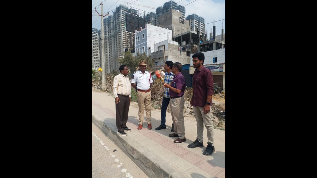 శరవేగంగా ఎయిర్పోర్ట్ మెట్రో నిర్మాణ ముందస్తు కార్యక్రమాలు .. సర్వే, మార్కింగ్ పనుల్లో సిబ్బంది శరవేగంగా ఎయిర్పోర్ట్ మెట్రో నిర్మాణ ముందస్తు కార్యక్రమాలు .. సర్వే, మార్కింగ్ పనుల్లో సిబ్బంది