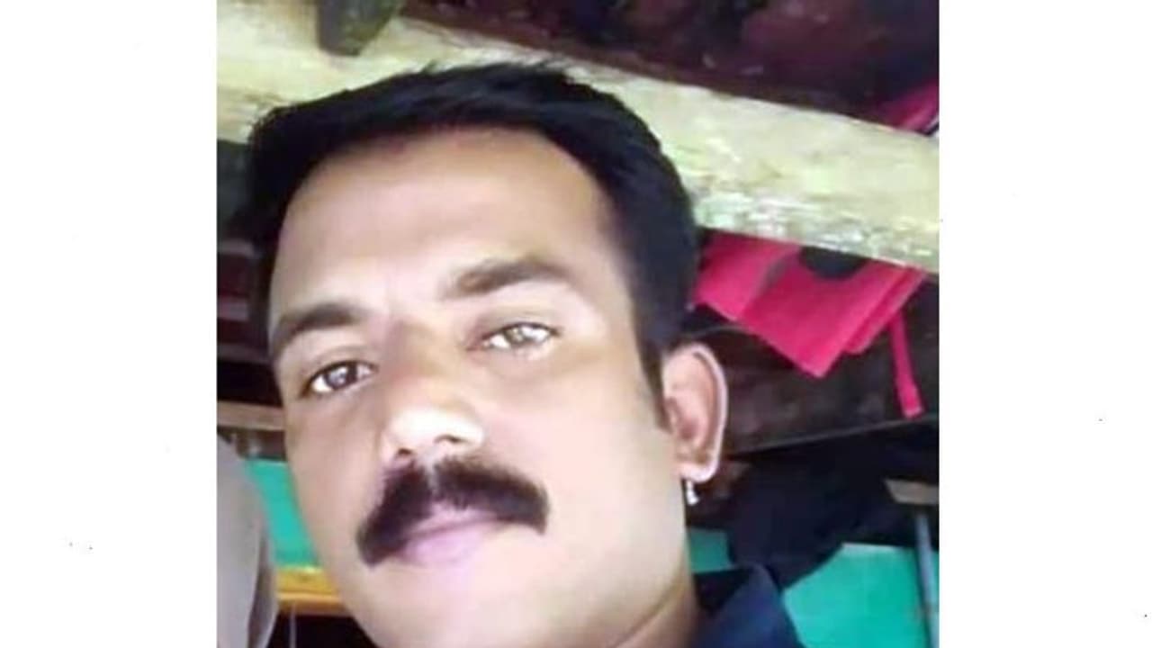 മിനി ട്രക്കും ട്രെയ്ലറും കൂട്ടിയിടിച്ച് പ്രവാസി മലയാളി യുവാവ് മരിച്ചു മിനി ട്രക്കും ട്രെയ്ലറും കൂട്ടിയിടിച്ച് പ്രവാസി മലയാളി യുവാവ് മരിച്ചു