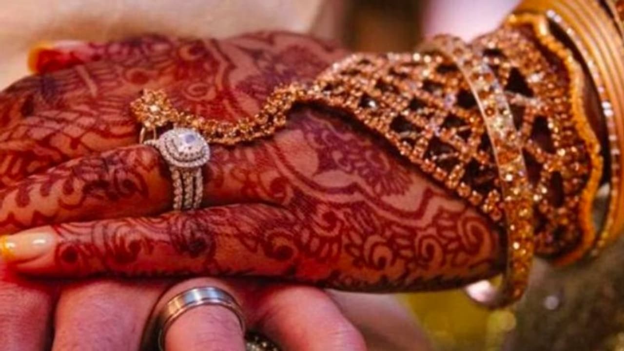 'കല്യാണം കഴിഞ്ഞിട്ട് ഒന്നര മാസം, രണ്ട് മാസം ഗര്ഭിണി'; കുറിപ്പ് വൈറല് 'കല്യാണം കഴിഞ്ഞിട്ട് ഒന്നര മാസം, രണ്ട് മാസം ഗര്ഭിണി'; കുറിപ്പ് വൈറല്