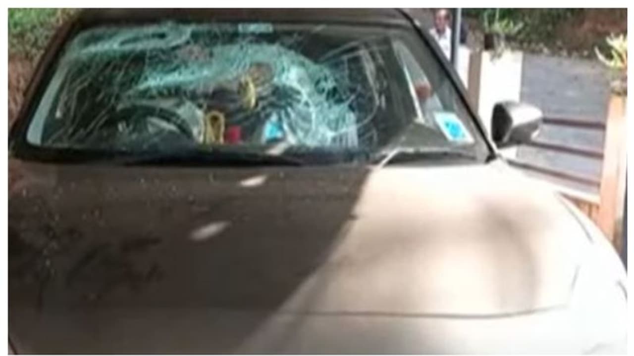 കാര് തകര്ത്തു, തടയാനെത്തിയ വീട്ടമ്മയ്ക്ക് മരക്കഷ്ണം കൊണ്ട് മര്ദനം; സംഭവം കൊല്ലത്ത്, പ്രതി ഒളിവില് കാര് തകര്ത്തു, തടയാനെത്തിയ വീട്ടമ്മയ്ക്ക് മരക്കഷ്ണം കൊണ്ട് മര്ദനം; സംഭവം കൊല്ലത്ത്, പ്രതി ഒളിവില്