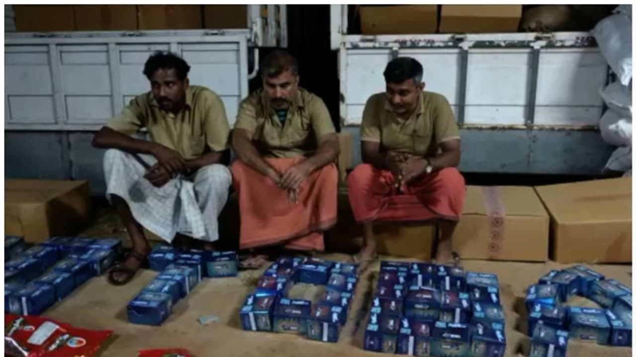 ബിസ്ക്കറ്റ് പാക്കറ്റിലൊളിപ്പിച്ച് കടത്ത് ! മലപ്പുറത്ത് ഒന്നരക്കോടിയുടെ നിരോധിത പുകയില ഉത്പന്നങ്ങൾ പിടിച്ചു 