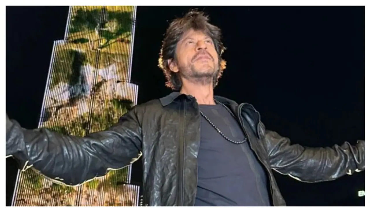 Shah Rukh Khan starrer Pathaan trailer played at Burj Khalifa, superstar celebrates special moment with fans Shah Rukh Khan starrer Pathaan trailer played at Burj Khalifa, superstar celebrates special moment with fans