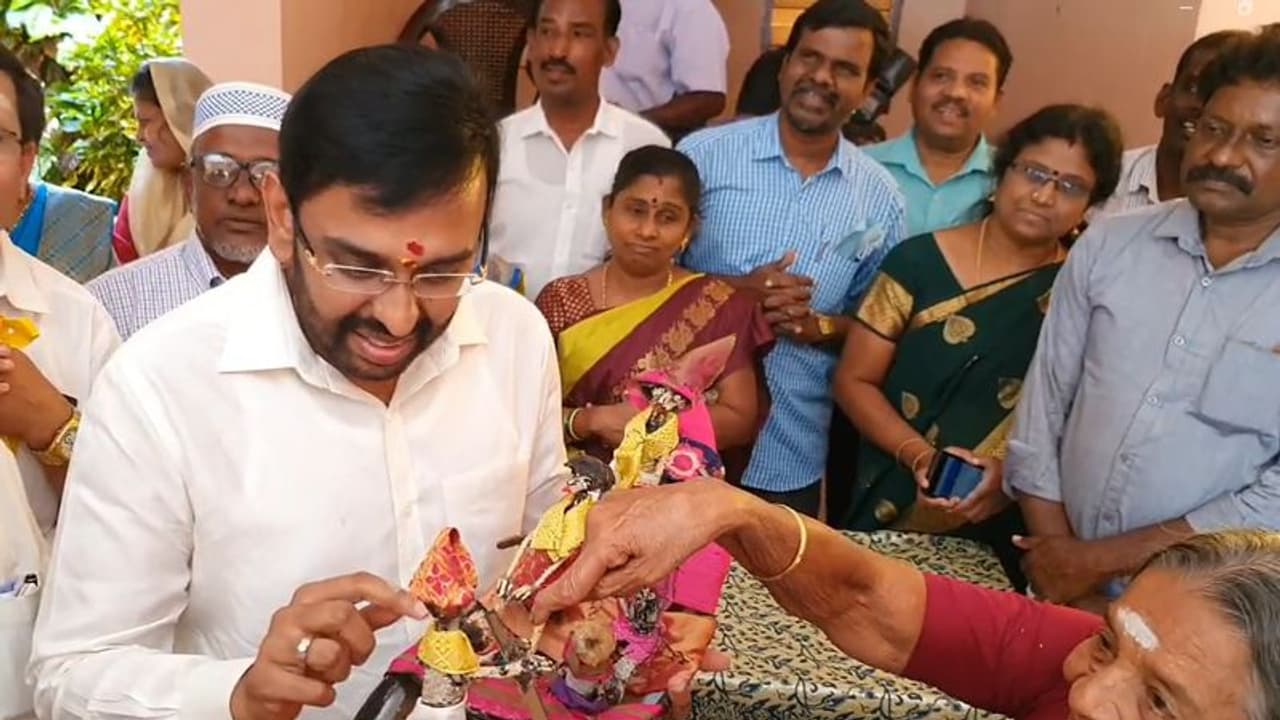 ஆதரவற்ற முதியவர்களோடு பொங்கல் கொண்டாடிய கலெக்டர் ஆதரவற்ற முதியவர்களோடு பொங்கல் கொண்டாடிய கலெக்டர்