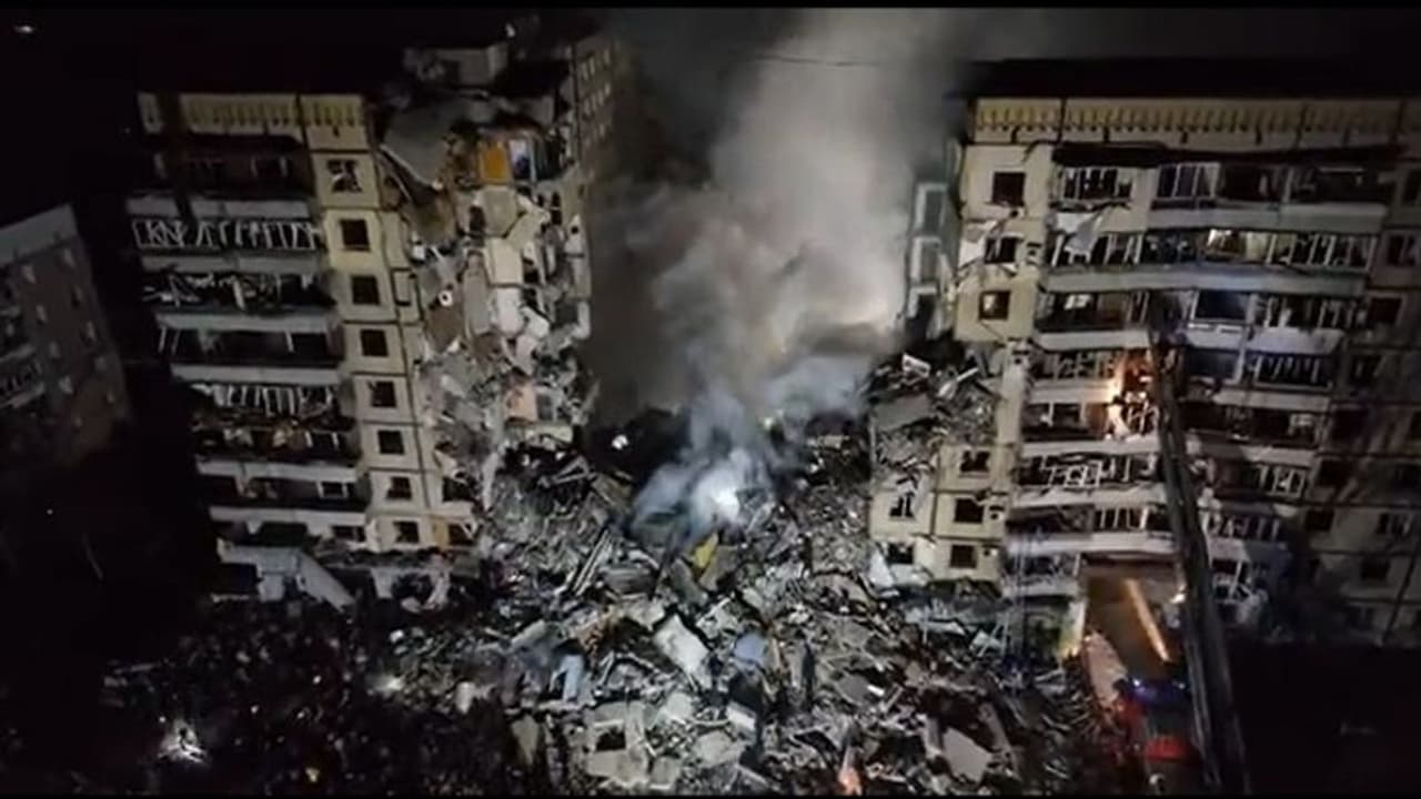 Russia Ukraine War: रूसी मिसाइल हमले में यूक्रेन के 12 लोगों की मौत, जेलेंस्की ने की और हथियारों की मांग