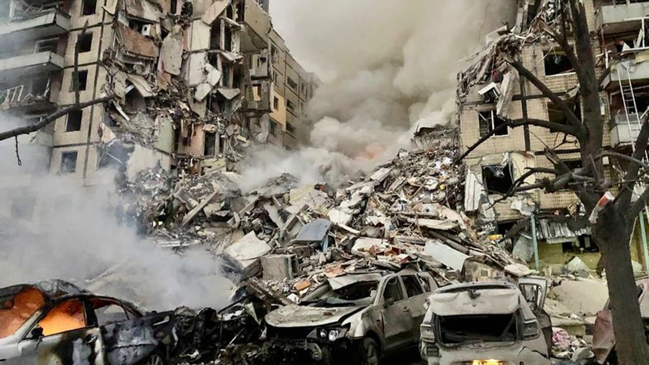 Ukrine Russia Attacks: உக்ரைனில் ரஷ்யாவின் வெறியாட்டம்... பல கட்டிடங்கள் தரைமட்டம்!