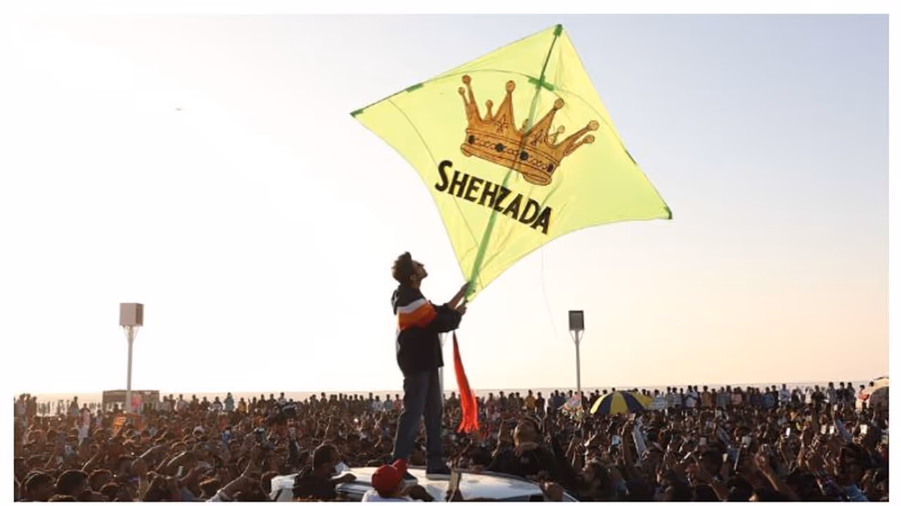 Kartik Aaryan creates a new milestone as he rings in Makar Sankranti with one lakh fans Kartik Aaryan creates a new milestone as he rings in Makar Sankranti with one lakh fans