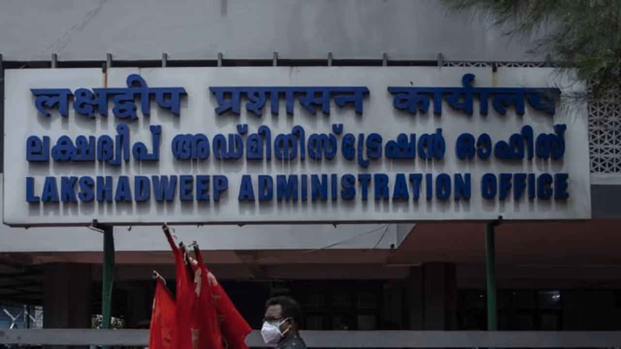 വധശ്രമക്കേസിലെ ശിക്ഷ: ലക്ഷദ്വീപ് മുൻ എംപിയുടെ സഹോദരനെ ജോലിയിൽ നിന്ന് പിരിച്ചുവിട്ടു വധശ്രമക്കേസിലെ ശിക്ഷ: ലക്ഷദ്വീപ് മുൻ എംപിയുടെ സഹോദരനെ ജോലിയിൽ നിന്ന് പിരിച്ചുവിട്ടു