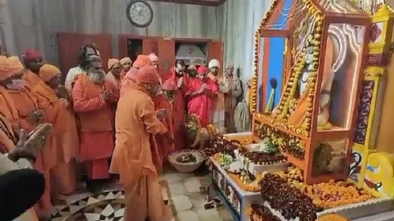 बाबा गोरखनाथ को चढ़ाई गई आस्था की खिचड़ी, मंदिर के बाहर दिखी भक्तों की कतार बाबा गोरखनाथ को चढ़ाई गई आस्था की खिचड़ी, मंदिर के बाहर दिखी भक्तों की कतार