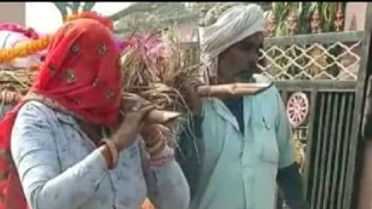 जब 95 साल के पिता की अर्थी को बेटी ने कंधा दिया तो रो पड़ा पूरा गांव, जलती जिता के सामने ने लिया अनोखा संकल्प जब 95 साल के पिता की अर्थी को बेटी ने कंधा दिया तो रो पड़ा पूरा गांव, जलती जिता के सामने ने लिया अनोखा संकल्प