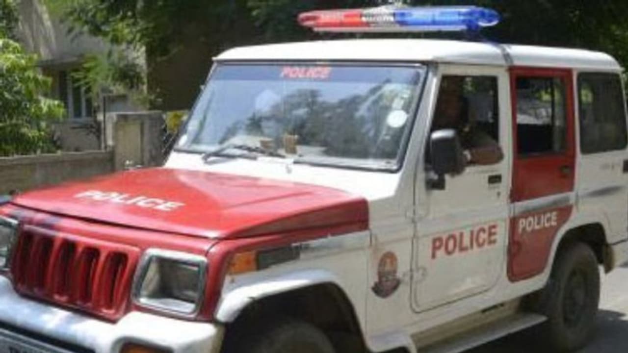 ആൺസുഹൃത്തിനെ വിവസ്ത്രനാക്കി മരത്തിൽ കെട്ടി, പെൺകുട്ടിയെ കൂട്ടബലാത്സം​ഗത്തിനിരയാക്കി; പ്രതികൾ പിടിയിൽ