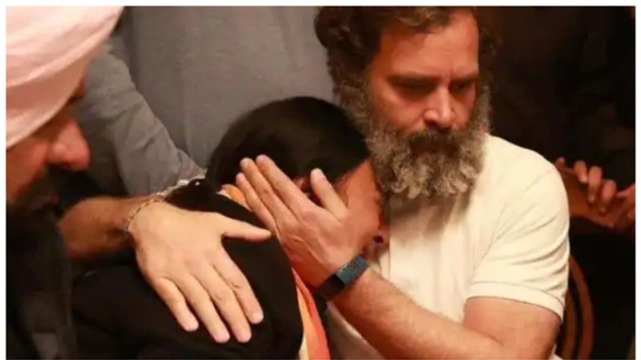 'കോൺഗ്രസ് കുടുംബത്തിലെ ശക്തമായ സ്തംഭം'; ഭാരത് ജോഡോ യാത്രക്കിടെ മരിച്ച എംപിക്ക് ആദരാജ്ഞലിയുമായി രാഹുൽ ഗാന്ധി 'കോൺഗ്രസ് കുടുംബത്തിലെ ശക്തമായ സ്തംഭം'; ഭാരത് ജോഡോ യാത്രക്കിടെ മരിച്ച എംപിക്ക് ആദരാജ്ഞലിയുമായി രാഹുൽ ഗാന്ധി