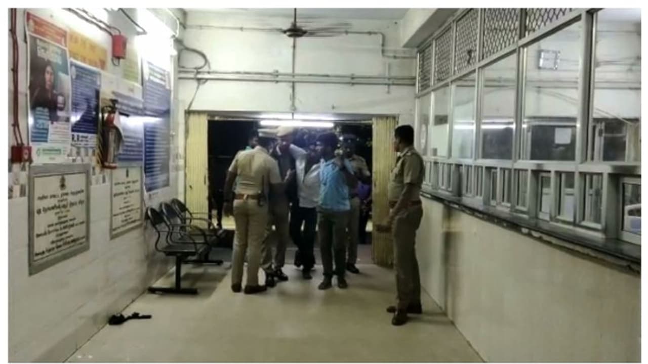 പൊലീസിനെ ആക്രമിക്കാന് ശ്രമം, ശ്രീപെരുമ്പത്തൂരിൽ ബലാത്സംഗ കേസ് പ്രതികള്ക്ക് നേരെ വെടിവെപ്പ് പൊലീസിനെ ആക്രമിക്കാന് ശ്രമം, ശ്രീപെരുമ്പത്തൂരിൽ ബലാത്സംഗ കേസ് പ്രതികള്ക്ക് നേരെ വെടിവെപ്പ്